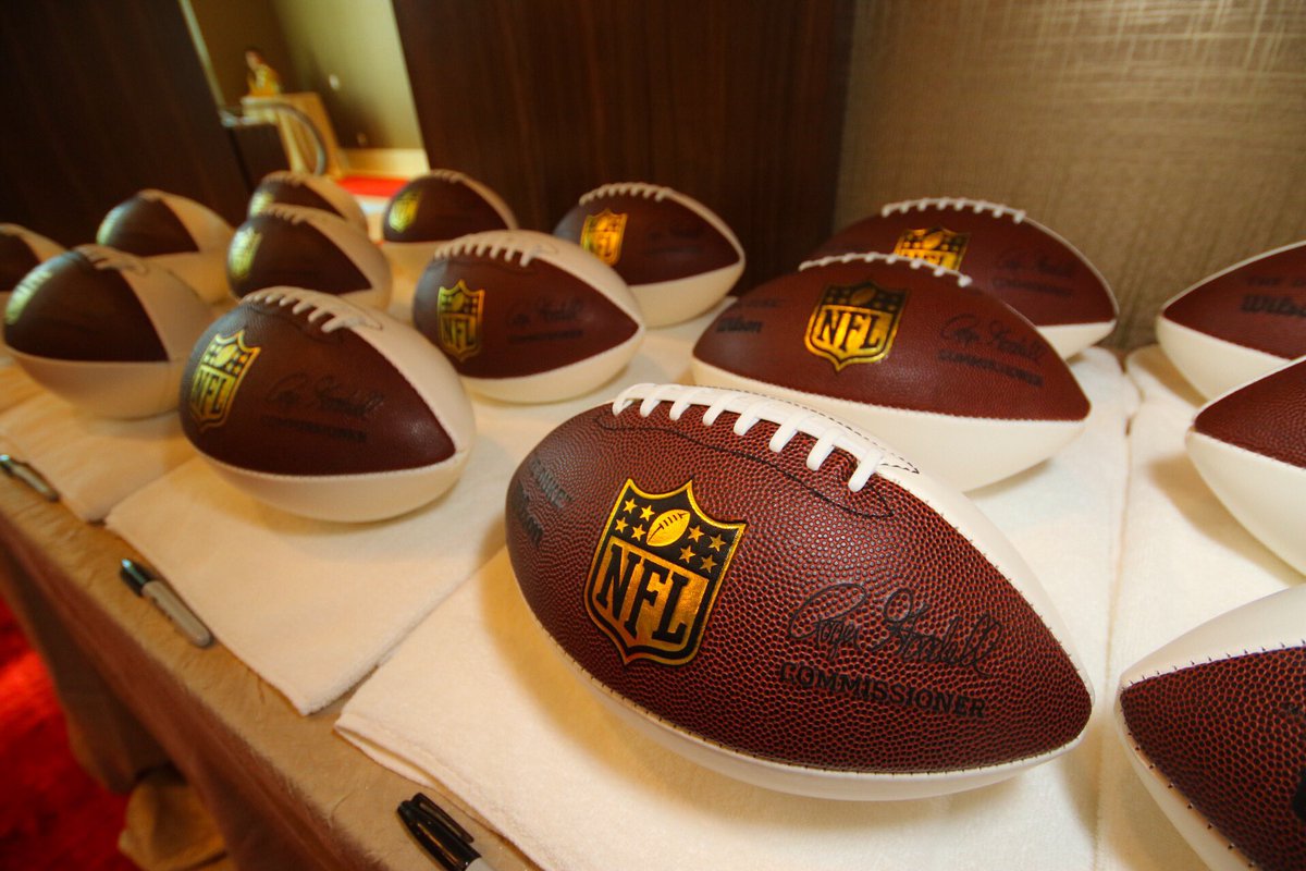 Tonight we scored a touchdown with legendary <a href="/RealJoeNamath/">Joe Namath</a> in #CouncilOak as he was inducted into our exclusive VIP Knife Club! 🏈 #winning