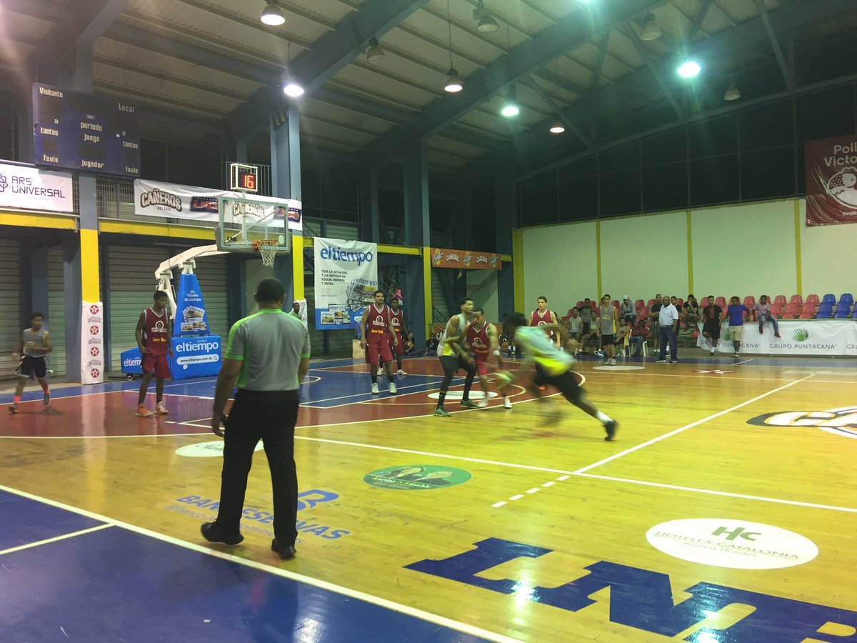 HigueyAbapa's tweet photo. Final del Segundo partido de la serie final del U19
#EscuelaJJP 70
#ClubCentro 86
La serie empatada a 1-1 https://t.co/Uq5Uh3iaBr