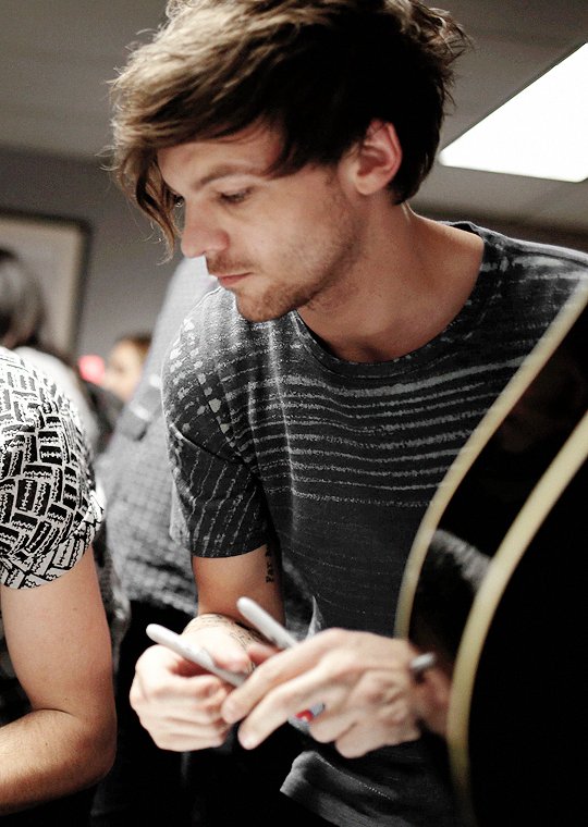 WhyLarryIsReal's tweet photo. I find louis so complex. he can be so loud and expressive, and then so quiet and soft. he's quite admirable https://t.co/Qzzcyak2ho