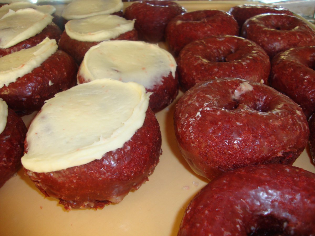 Ralphs_1962's tweet photo. More DELECTABLE Cake Donuts!
#RedVelvet #MapleNut #ChocolateNut #DevilsFoodCake #ChocolateGlazed #Coconut #Vanilla #Chocolate https://t.co/YJKf3HS3sk