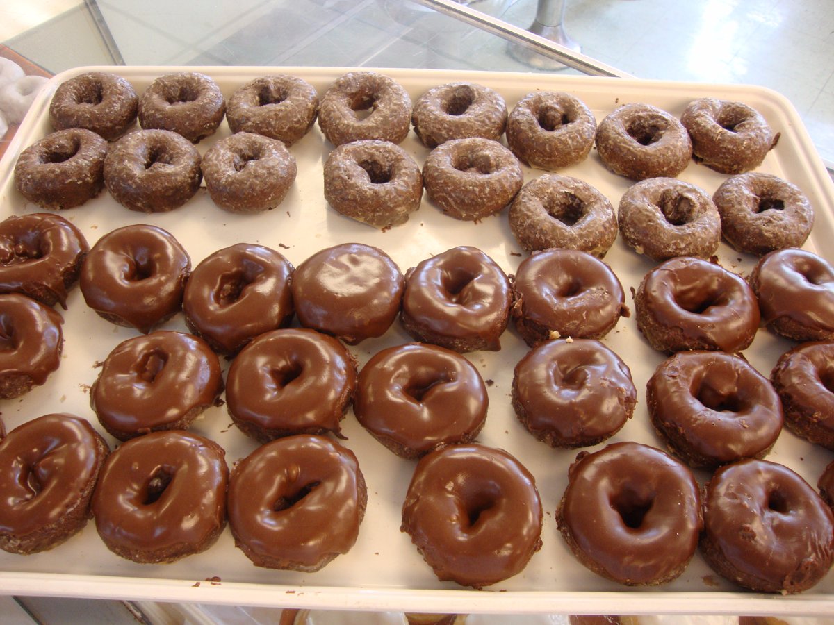 Ralphs_1962's tweet photo. More DELECTABLE Cake Donuts!
#RedVelvet #MapleNut #ChocolateNut #DevilsFoodCake #ChocolateGlazed #Coconut #Vanilla #Chocolate https://t.co/YJKf3HS3sk