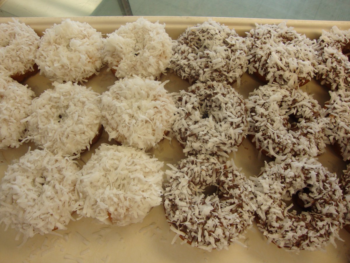 Ralphs_1962's tweet photo. More DELECTABLE Cake Donuts!
#RedVelvet #MapleNut #ChocolateNut #DevilsFoodCake #ChocolateGlazed #Coconut #Vanilla #Chocolate https://t.co/YJKf3HS3sk