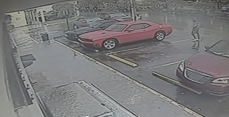 Surveillance video shows how man took car with baby girl inside bit.ly/2tx0Zek https://t.co/6NNO3Ah64c