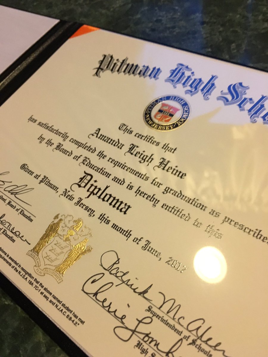 pandaamanda37's tweet photo. Ya'll I graduated high school 🎓 https://t.co/W9HApZ42Ae