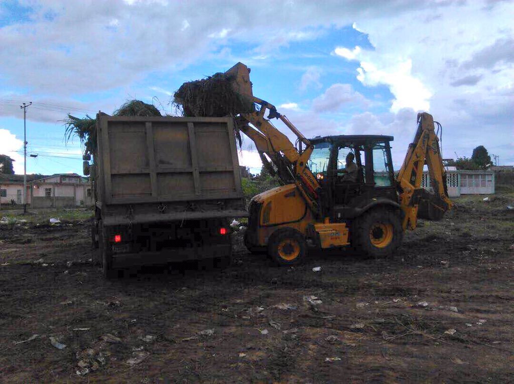 VENALUM_CVG's tweet photo. Como parte del cronograma de limpieza, también se llevó a cabo un saneamiento ambiental en el sector El Pegal, parroquia Vista al Sol. https://t.co/qmOiOevbb9