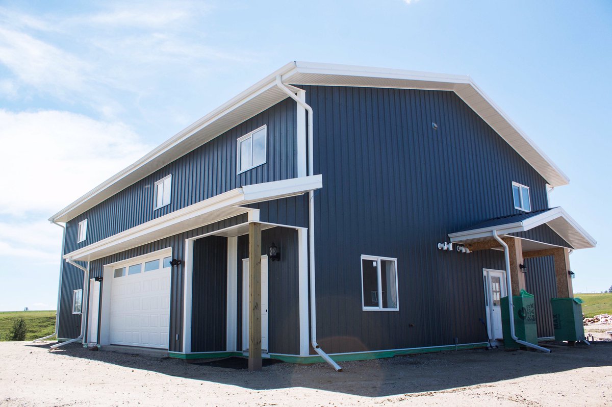 Remuda_Building's tweet photo. One happy home owner with this low maintenance post frame home we built in southern alberta. #Postframehomes #postframehome #RemudaBuilding https://t.co/aAMiExnY0N