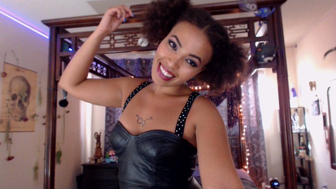 oh yeah I'm supposed to tell you when I'm online. Hello! https://t.co/xavtmrdeit<a href="/tag/pantyhose"class="tags"><span>#pantyhose</span></a><a href="/tag/chaturbate"class="tags"><span>#chaturbate</span></a><a href="/tag/ebonyassworship"class="tags"><span>#ebonyassworship</span></a>