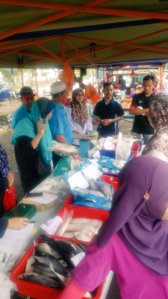 Ezee67632750's tweet photo. Jom semua ramai ramai ke pasar tani seksyen 17 Shah Alam membeli Qfish di booth LKIM.. Jgn tunggu lg, dtg segera!!!! https://t.co/pWToFV1Xng