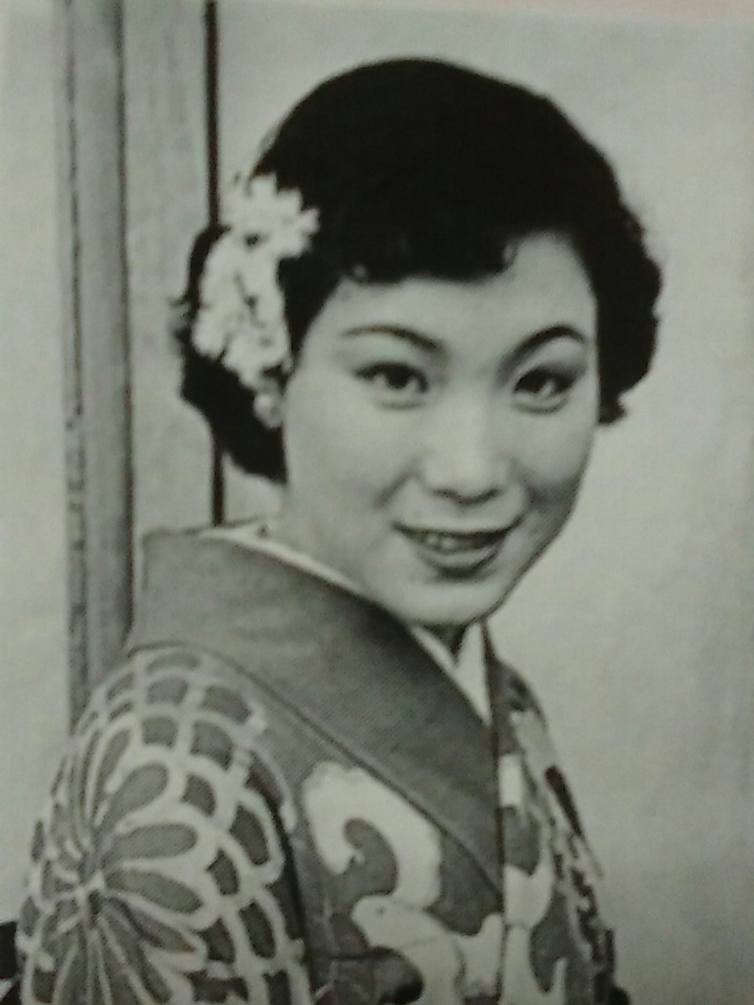 Twitter 上的 戦前 戦後のレトロ写真 1955年 昭和30年 デビュー当時の島倉千代子 当時17歳 です 当時流行の落下傘スカートがかわいいですね デビュー曲 この世の花 は半年で0万枚を売り上げ 瞬く間に人気歌手となります T Co 24k095vpp4 Twitter