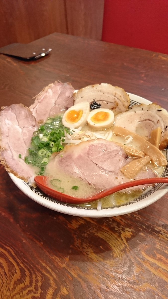 ラーメン食べてます！
ラーメン五歩のラーメンめっちゃうまい！