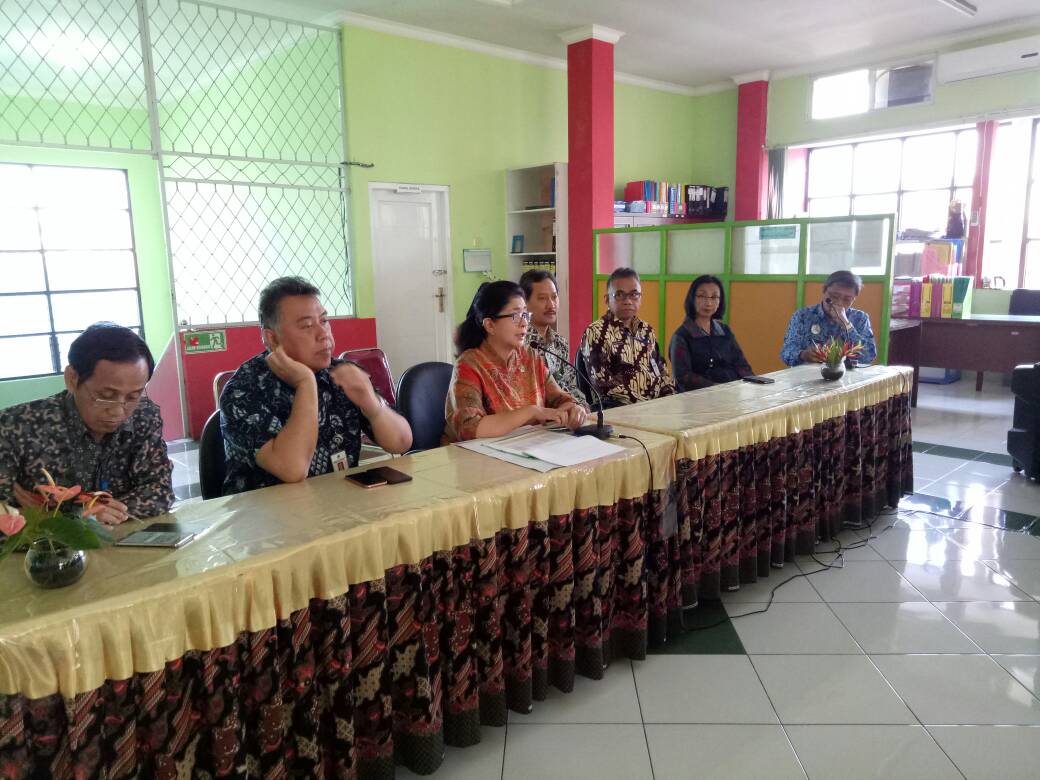 KemenkesRI's tweet photo. Dialog Menkes @NilaMoeloek  bersama eselon 1 dengan pegawai puskesmas wonosobo 1 (17/6) https://t.co/JmhyIkLkGP