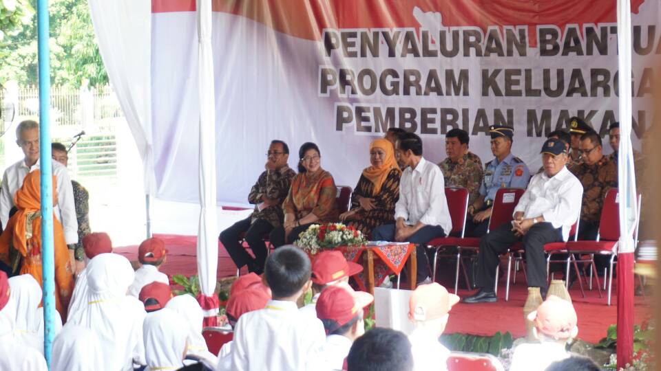KemenkesRI's tweet photo. Menkes @NilaMoeloek dampingi Presiden @jokowi dalam Kukner Presiden di Kabupaten Wonosobo, Jawa Tengah (17/6) https://t.co/D14nJLvOuq