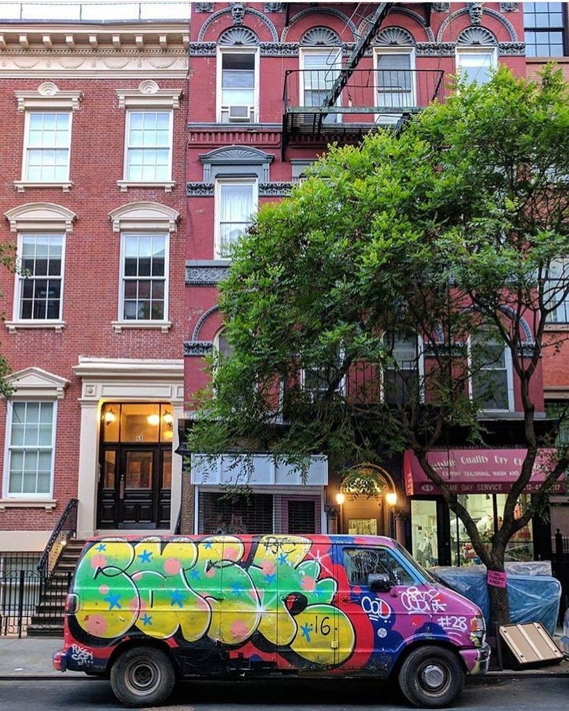 carsthenhouses's tweet photo. East Village, New York #carsinfrontofhouses 📸@sometimelatergram #vanlife #graffitivan #nyc #eastvillage #manhattan https://t.co/3BZMYEkNKY https://t.co/LB0cTvhwEP