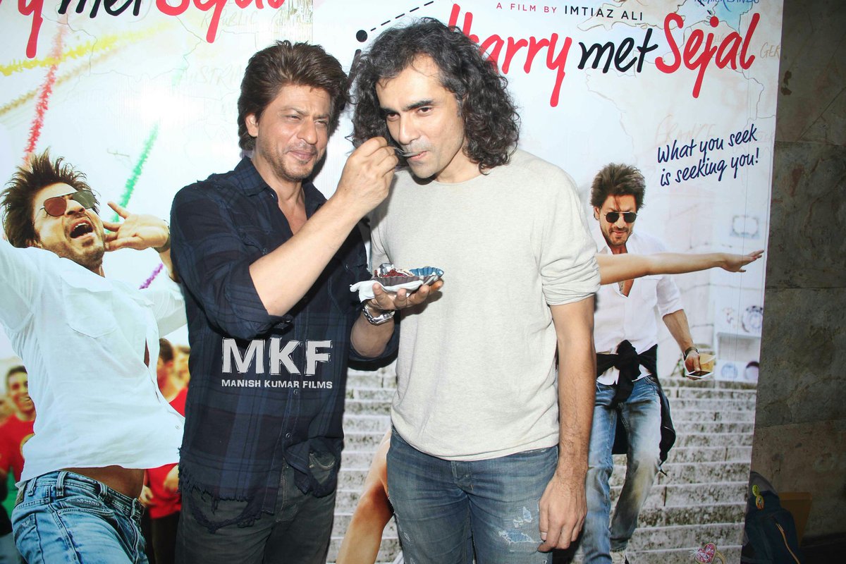 ManishKumarFilm's tweet photo. 2. Original Full HQ pic : @iamsrk  At Light Box Theatre With #ImtiazAli 
#JabHarryMetSejal  #ShahRukhKhan #ManishKumarFilms https://t.co/97asCmurcS
