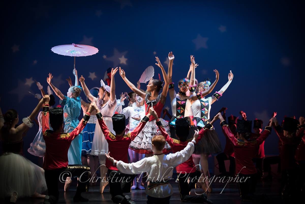 Wonderful show tonight! 😃

TICKETS ARE STILL AVAILABLE FOR ALL OF TOMORROW'S SHOWS BEGINNING AT 10 AM! Pick them up at the door! 

#DDI #ff