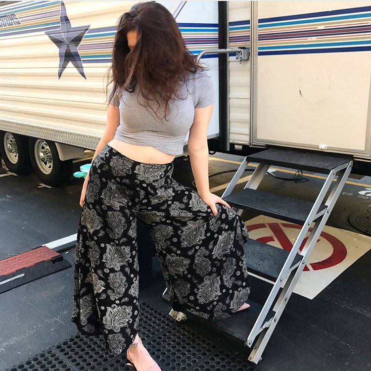 EmmaKenneyUpdts's tweet photo. @EmmaRoseKenney on set!
#Shameless8 💘✨
@SHO_Shameless https://t.co/q63iN1pXdO