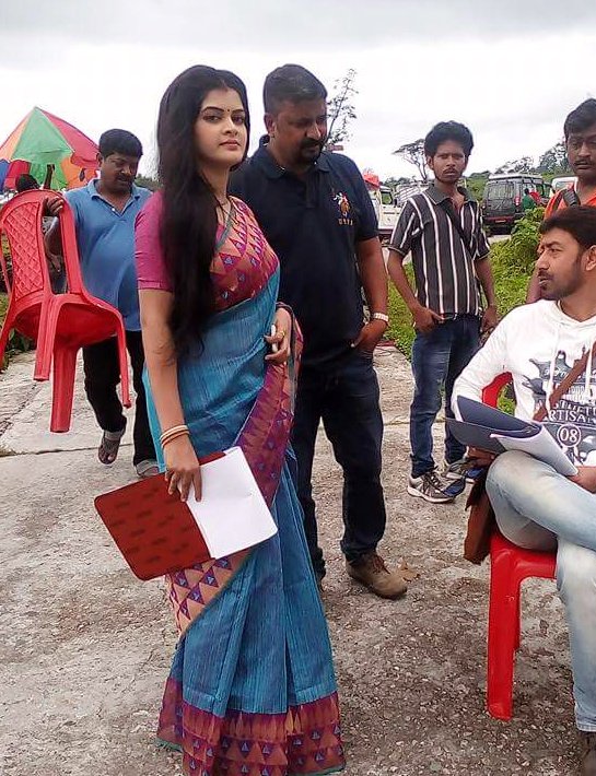 madhumita__fc's tweet photo. Emon spotted xclusive From #Kalimpong
#MadhhumitaChakraborty✌
On the way to #300thEpOfKusumDola 💜💙
@StarJalshaIndia https://t.co/ikUMn14pkU