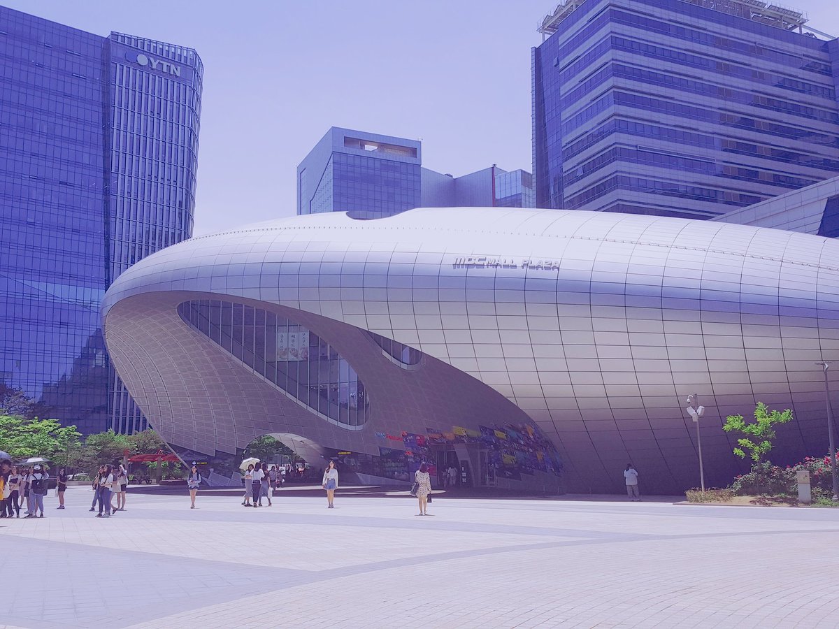 오늘 음악중심 일일팬매이벤트에 참여하실 팬 여러분들은 지난주와 동일하게 이쪽에서 모이겠싹! 너무 더우니 인첵시간 1시 딱맞춰서 오싹! 😊