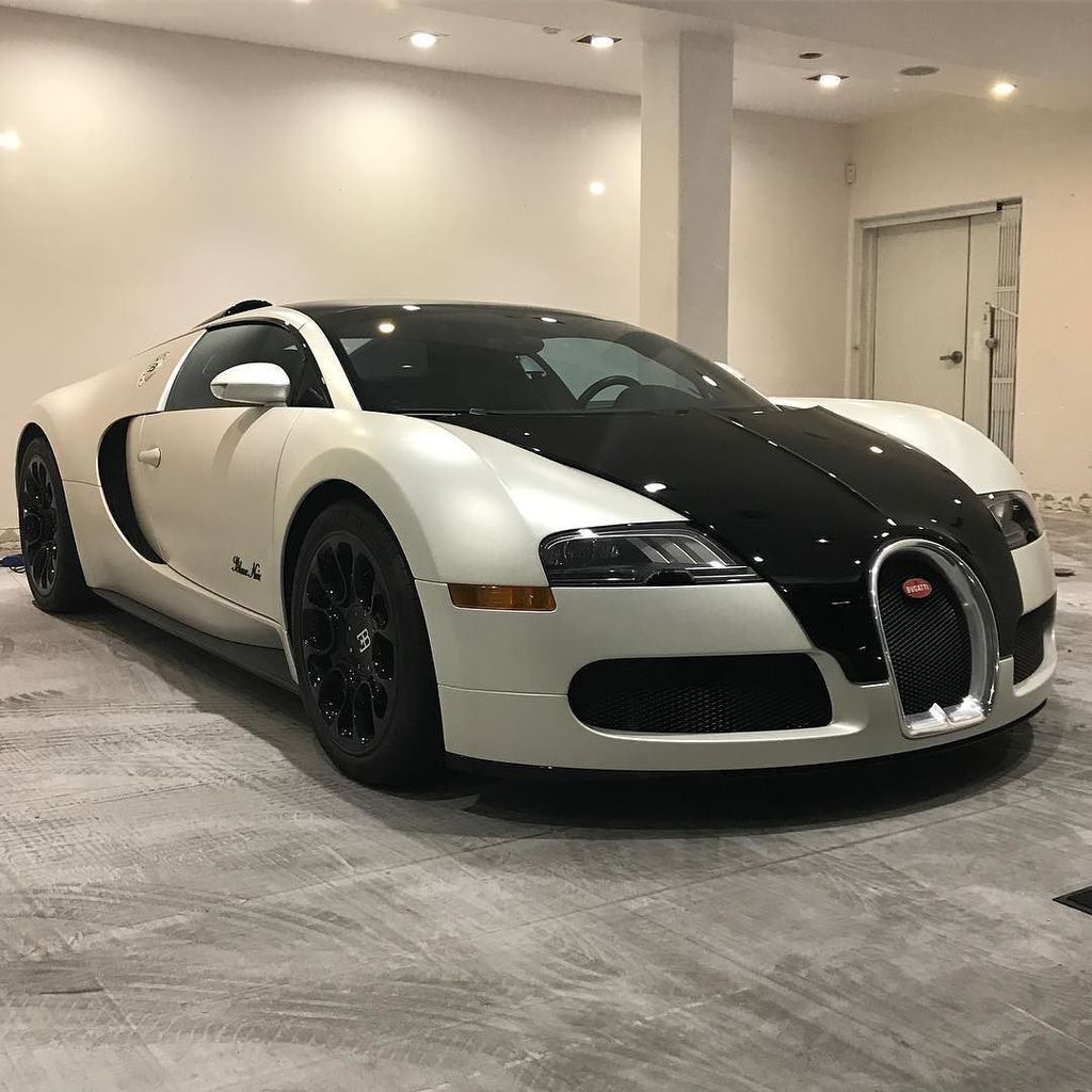 REVdata's tweet photo. This place seems to have a #bug infestation. #bugattiveyron #blancnoir #veyronblancnoir #revdata https://t.co/TOhaGBD3CO https://t.co/xRR05clfFB