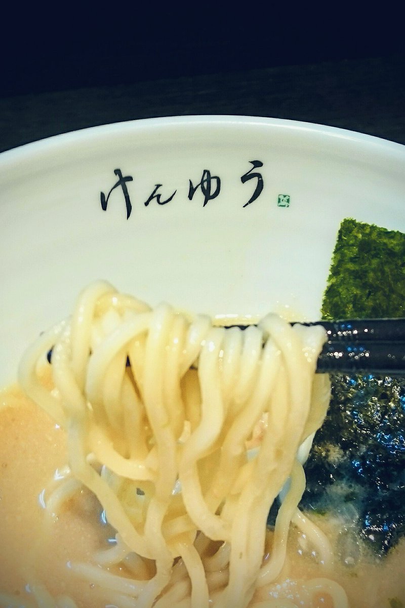 #けんゆう #中野新橋 店では、 #週末 #限定 中盛りへの増量無料サービス中❗️💥 #ラーメン #つけ麺 の食券と共に、当店の #SNS アカウントの画面をご提示下さい❗️ 本日・明日のみの実施です、是非この機会にご来店下さい❗️🍜🍥