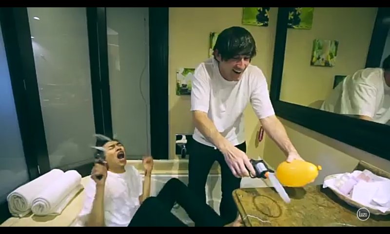 Michellibarrax's tweet photo. @Fernanfloo como olvidar el vídeo en el q caíste d nqlga en la tina d @LuzuGames #FernanElFail https://t.co/Rd8EfMoBrx