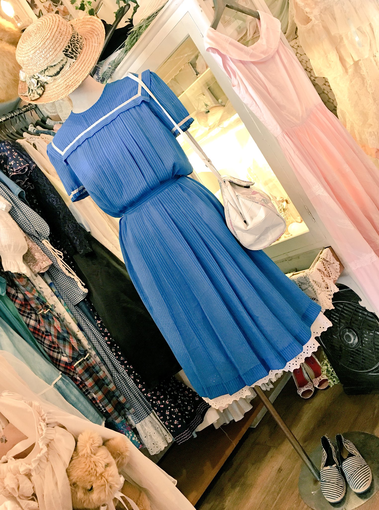 ট ইট র Comyu Open 本日は アメリカ古着の70年代ビンテージワンピースでお出迎え 鮮やかなアビスブルーにホワイトラインがマリンチックなデザイン シアー素材で軽量な点も 夏らしいワンピースです 裾から覗くレースは 中に履いているホワイト