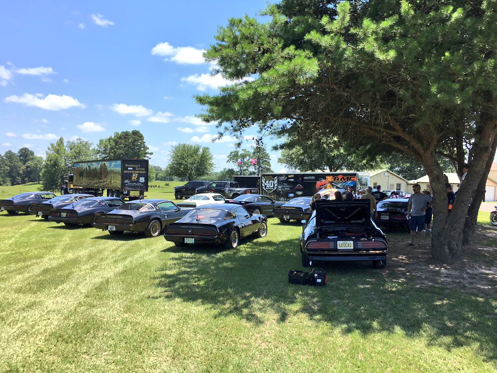 TheBanditRun's tweet photo. Pre party #banditrun17 #br17 @CityTxkTX @davehallramc @FloridaTransAM @RESTOREaMUSCLEC https://t.co/1KV16Ej9dL