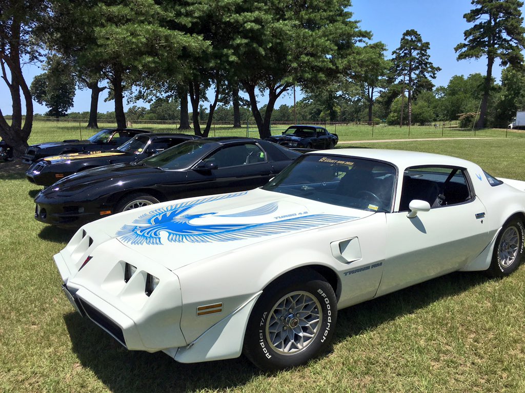 TheBanditRun's tweet photo. Pre party #banditrun17 #br17 @CityTxkTX @davehallramc @FloridaTransAM @RESTOREaMUSCLEC https://t.co/1KV16Ej9dL