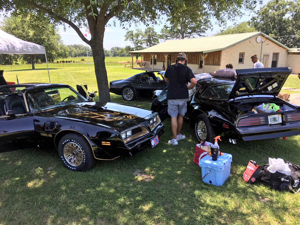 TheBanditRun's tweet photo. Pre party #banditrun17 #br17 @CityTxkTX @davehallramc @FloridaTransAM @RESTOREaMUSCLEC https://t.co/1KV16Ej9dL