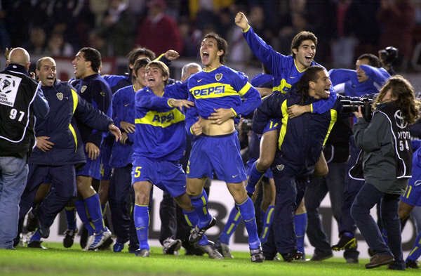 la12tuittera's tweet photo. #UnDíaComoHoy hace 13 años #Boca eliminaba a riBer de la Copa Libertadores en el MUDOmental y nacía la #Leyenda del #SilencioAtroz https://t.co/G9WRY7WRWp