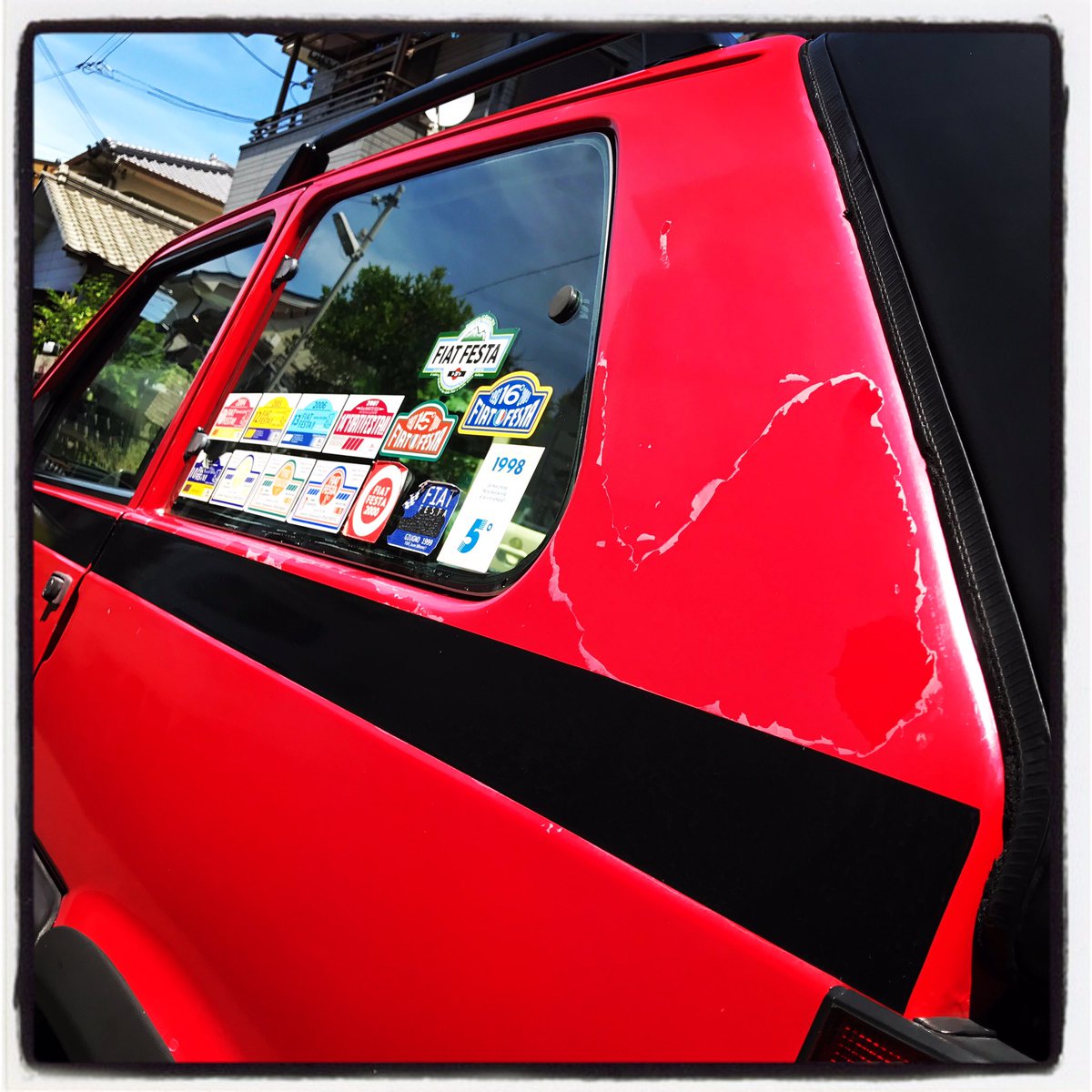 yuki_clx's tweet photo. パンダリーノ前に磨けば良かったのに… 久しぶりに洗車したら脱皮が進んで赤が復活。全部キレイに剥がれればいいんやけど(^_^;) #pandaclassic #fiatpanda #fiat #フィアットパンダ https://t.co/EJBMwhOp59