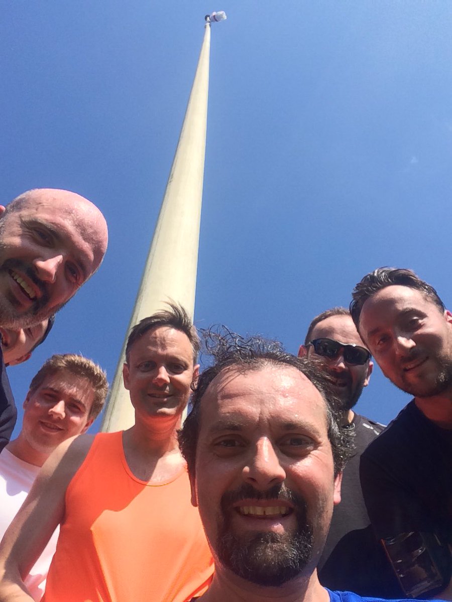 maronah's tweet photo. Splendid warm #greatwallrun with @ruNW6 - great start of the week end with #flagpoleselfie https://t.co/M509K1WCiw