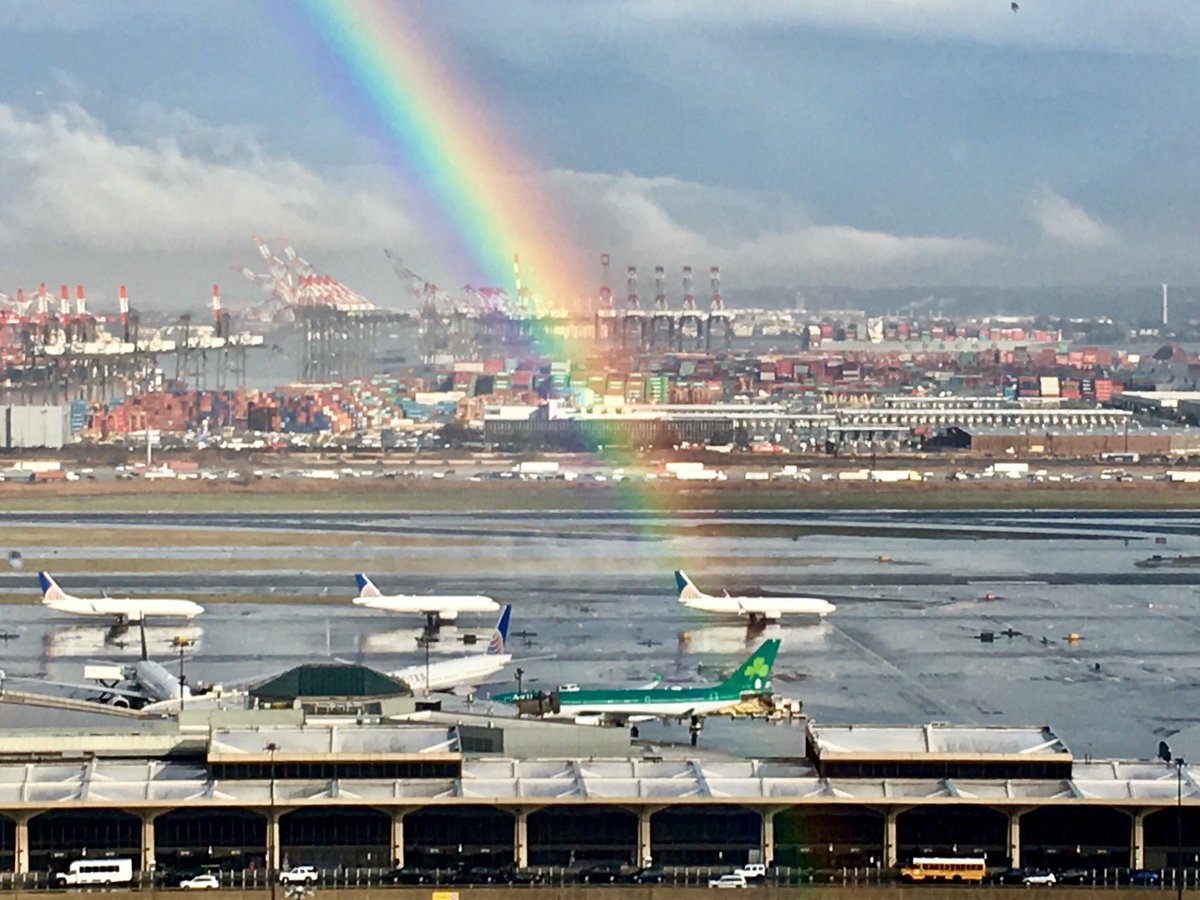 AerLingus's tweet photo. Thanks to our friends in the tower at @EWRairport for this 👌 https://t.co/Ralk2w57Dh