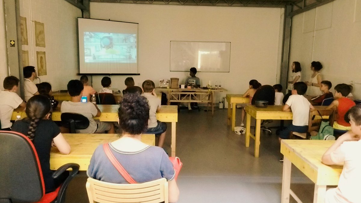 Fablabtorino's tweet photo. A lezione di #Spinner con il nostro super insegnante Djibril! 😀 #FablabforKids #FablabTO #SpinnerMania #makerspace #fablab https://t.co/quzfAb2GJz