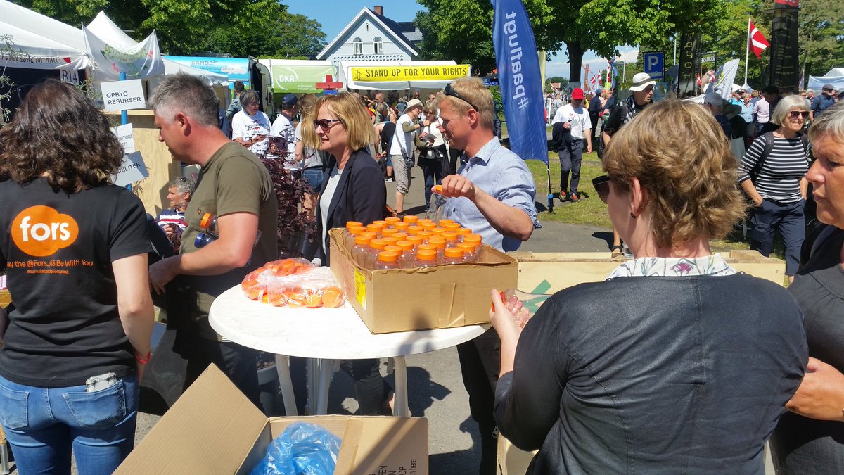 Fors_AS's tweet photo. Kø til gratis rent drikkevand ved Forsyningsteltet.
@Fors_AS og Bornholms Forsyning deler ud. #forsynerdk #fmdk #fors_as https://t.co/uqAB51St9p