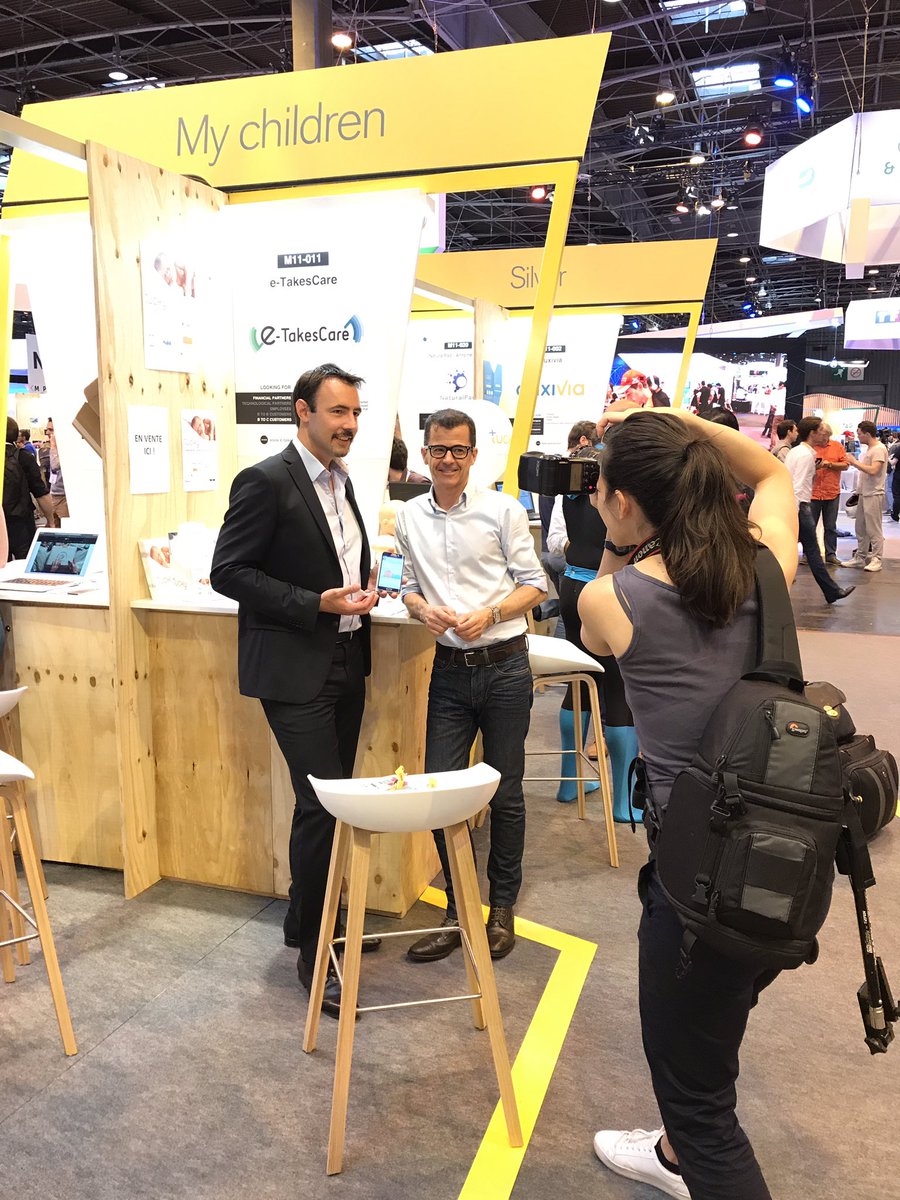 Tucky_fr's tweet image. Petit shooting photo pour l&apos;équipe de @Tucky_fr  au Salon @VivaTech ! #LaPoste #docapost #HubNumerique #FrenchIoT #tucky