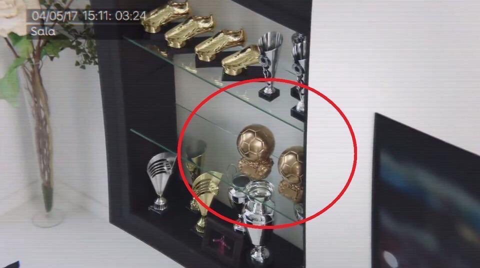 clappingmedia's tweet image. Quand le fils de Cristiano Ronaldo utilise les ballons d'Or de son père pour faire un but dans son jardin..😅