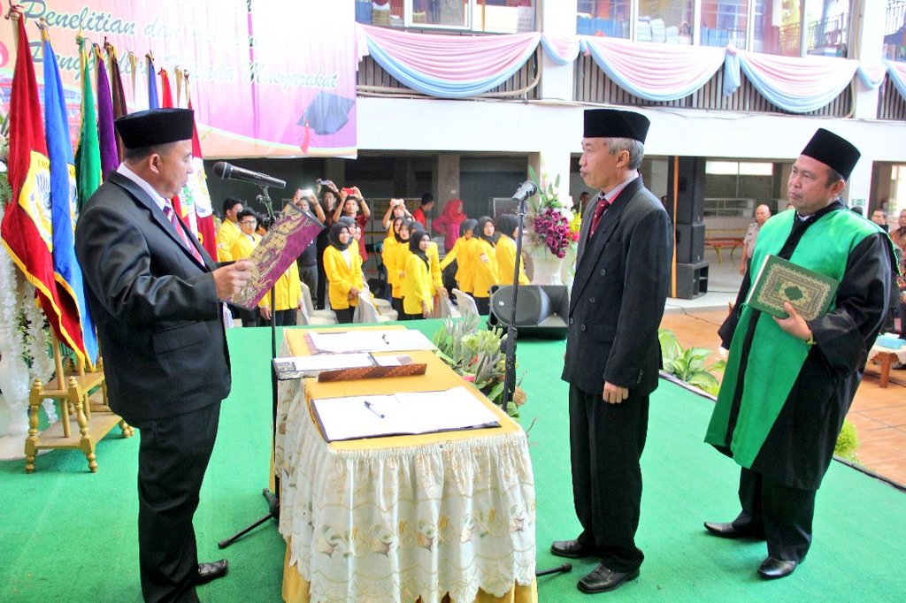 mediacenterBKL's tweet photo. Gubernur Bengkulu Ridwan Mukti hadiri pelantikan Rektor Universitas Dehasen di Aula Stikes Dehasen, Sabtu (17/6). @ridwanmukti1963 https://t.co/PO5G6zDqfy