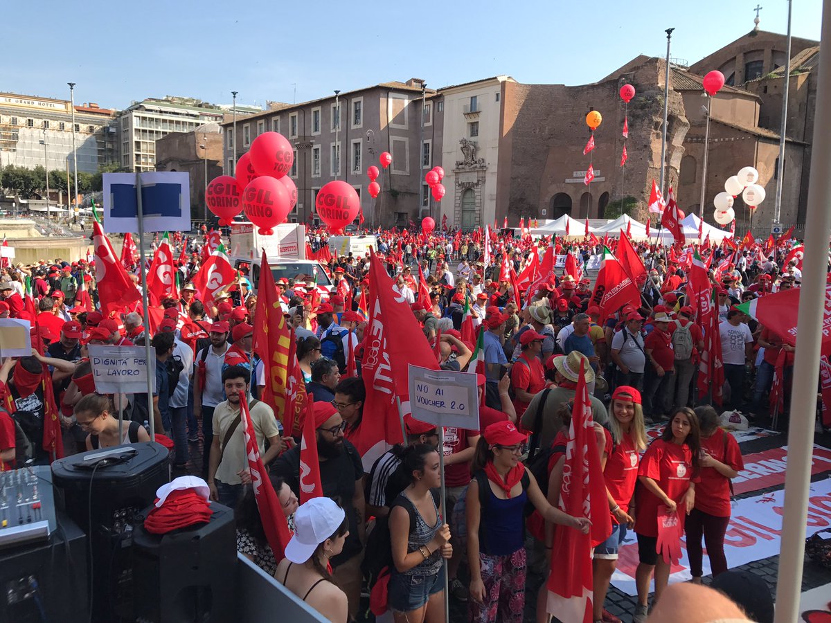 In piazza per dire no ai #voucher 2.0 perché la democrazia non è occasionale! #democraziaoccasionale #nonfateibuoni #schiaffoallademocrazia