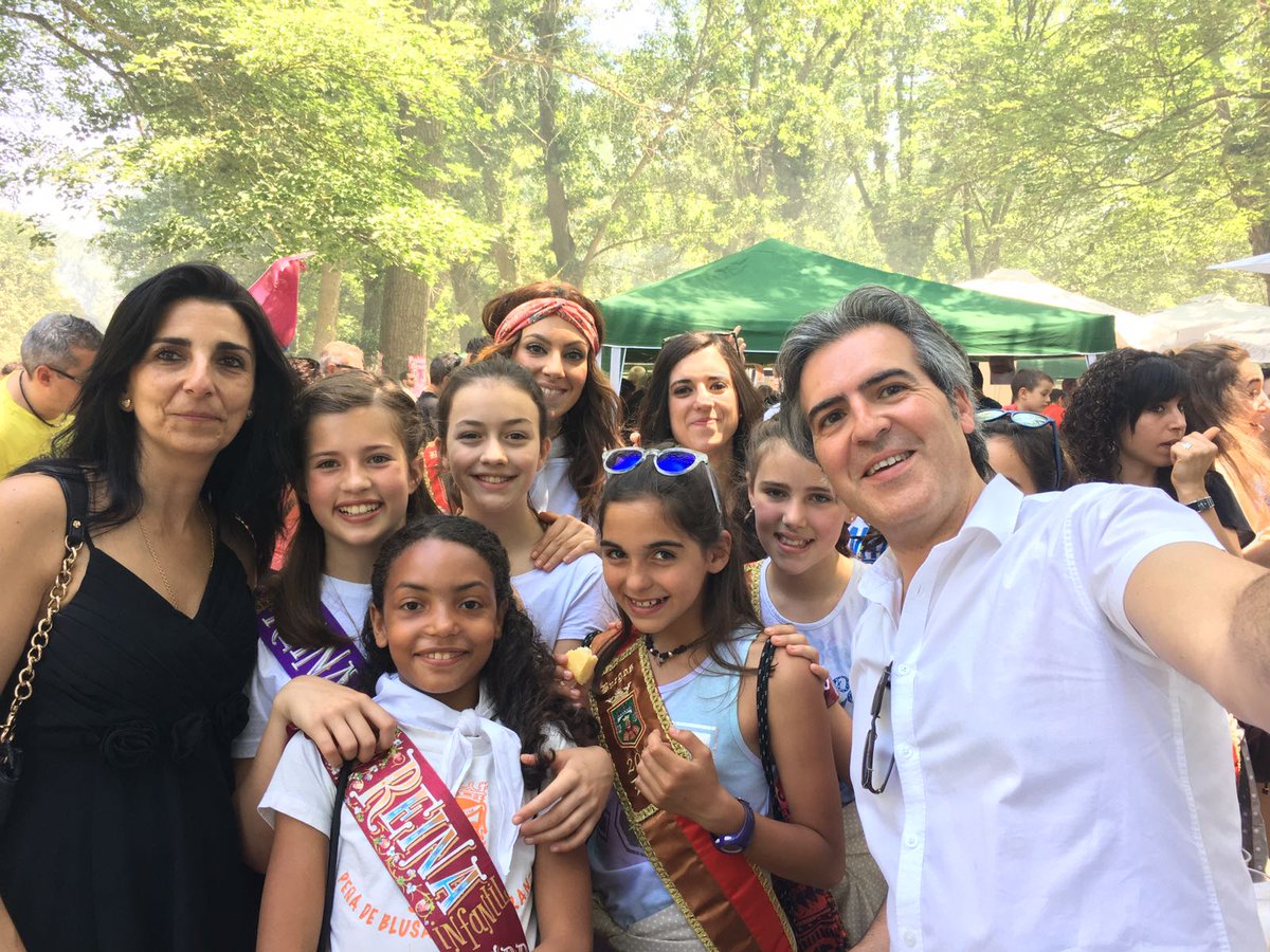 jortegoo's tweet photo. Con @GloriaBaneres  rodeados de reinas en el #Parral2017   #Burgos https://t.co/c4DfUeuGv7
