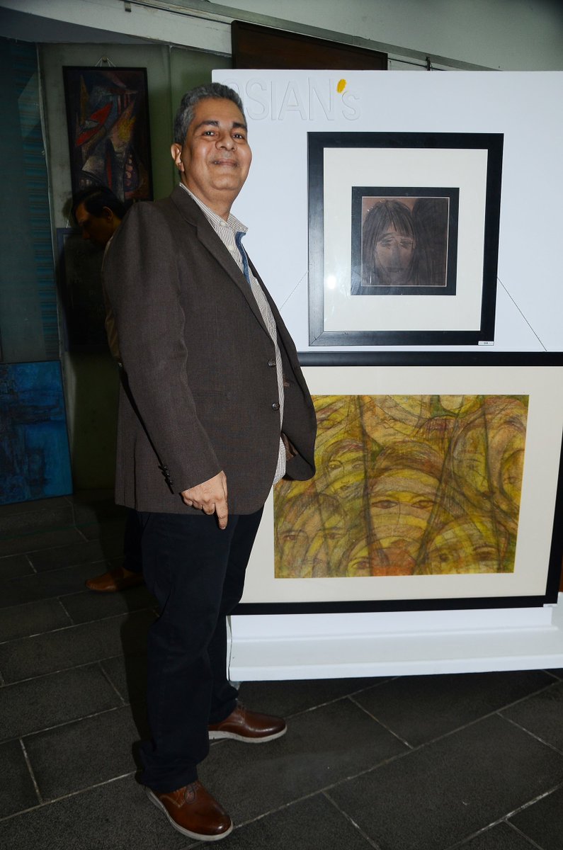 AnushaIyer_'s tweet photo. #PraveshSippy with his work (up) at #openingpreview of #OsiansTheGreatestIndianShowonEarth 2 #VintageFilmMemorabilia #ArtsAuction https://t.co/n2Hl2Re9Ob