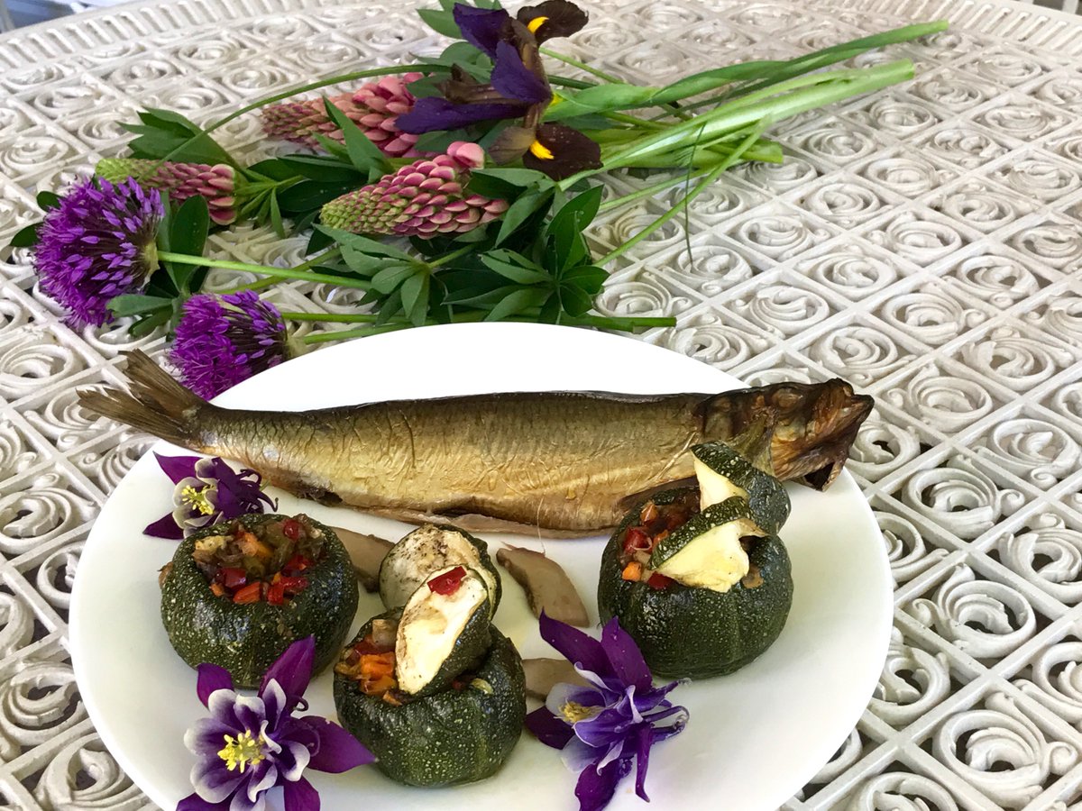 DespensaEmelin's tweet photo. Receta ideal para un fin de semana de verano! Calabacines rellenos de pisto con arenque ahumado   https://t.co/iTd1Yy0BfJ https://t.co/NQl6Qxg2MM