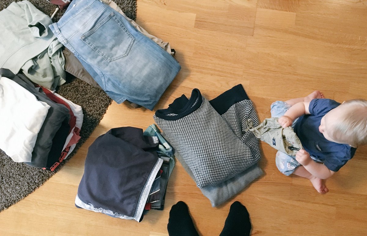 leanthis's tweet photo. Step 1 - Sort. In Sweden you have your winter and summer clothes ready to use at all time #leancloset #5S https://t.co/eFYtLH6hYf