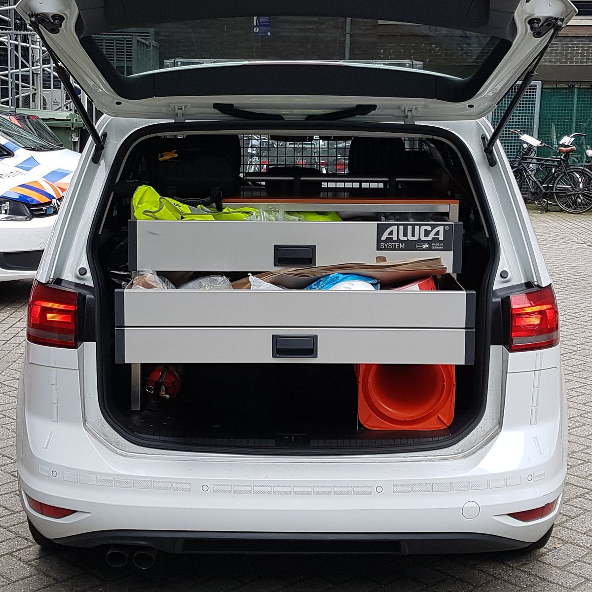 MiquelWijna's tweet photo. Auto gecontroleerd en klaar voor de vroege dienst. #waakzaam #dienstbaar #pol033 https://t.co/3nvHBoIIHT https://t.co/NwtD3RL704