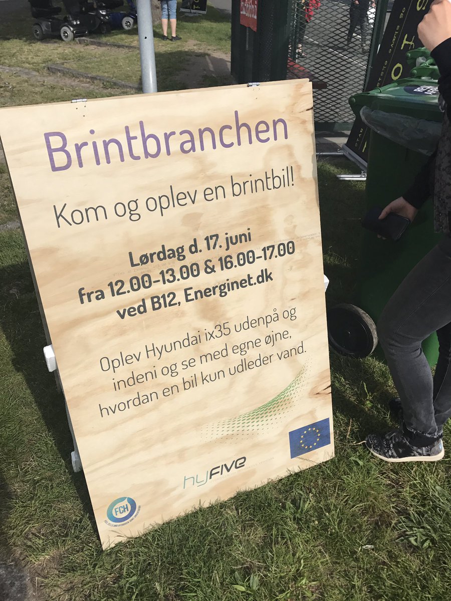 Brintbranchen's tweet image. Brintbilen var publikumhit på #fmdk i går. Også i dag mulighed for at se nærmere på bilen der kun udleder vand &amp;amp; kan tankes på 3 min #hyfive