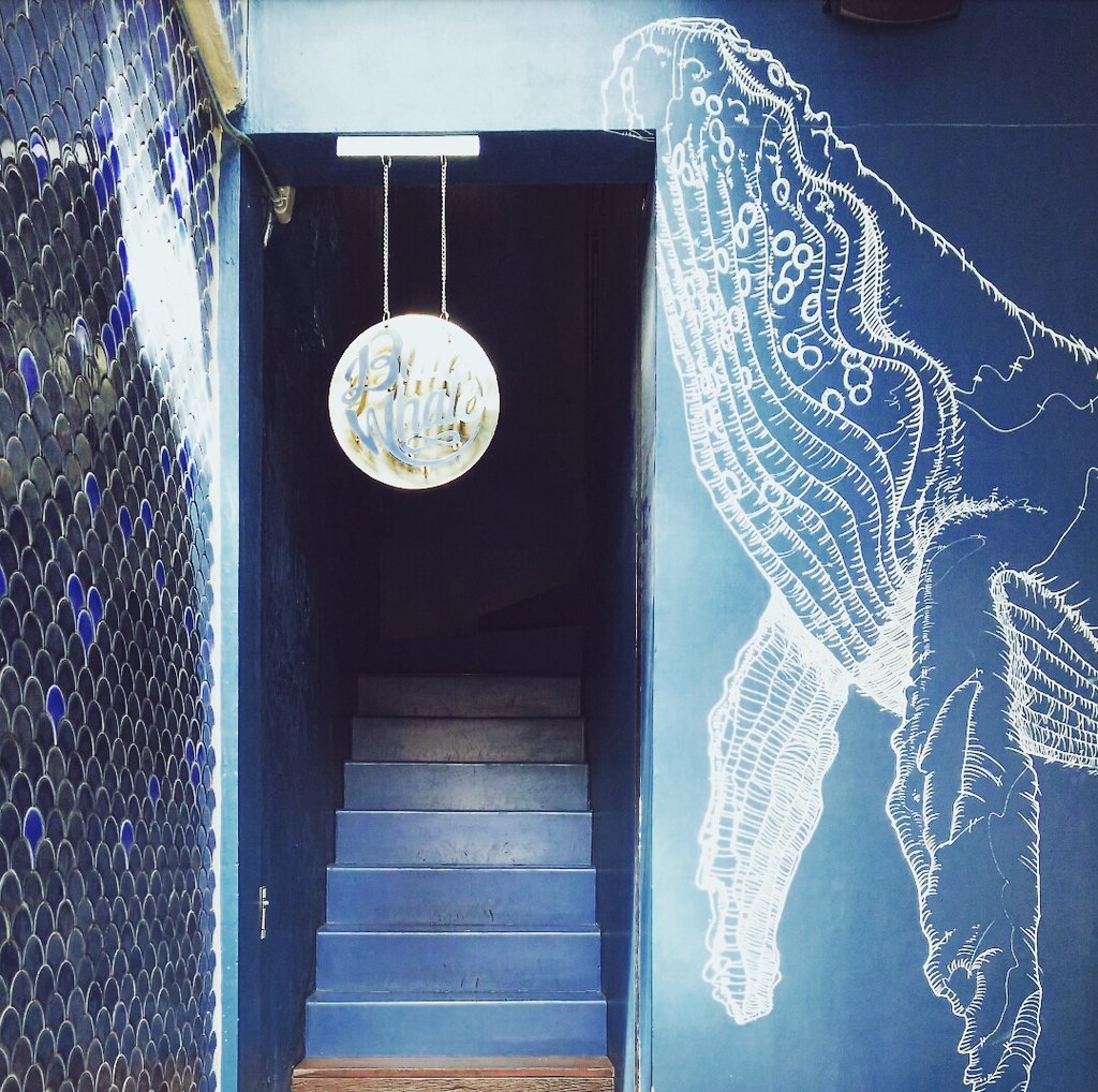 minato2013's tweet photo. Blue whale คาเฟ่เล็กๆ 3 ชั้น ย่านท่าเตียน ทั้งร้านตกแต่งด้วยสีฟ้า-น้ำเงิน แม้แต่อาหาร-เครื่องดื่มก็สีฟ้า แต่อร่อยนะ #CafeHunter #อร่อยไปแดก https://t.co/Po0mn8NPCf