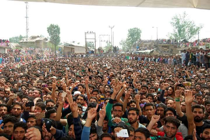 AatisheHurr's tweet photo. funeral procession of commander #JunaidMatoo https://t.co/jdYj1T8xVD