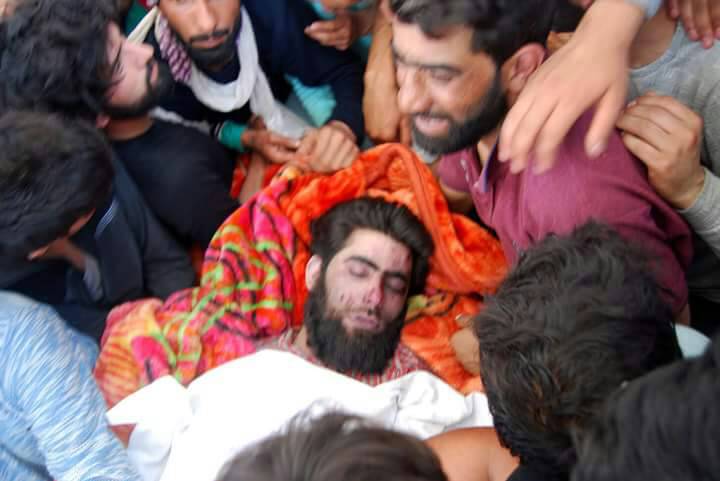 AatisheHurr's tweet photo. funeral procession of commander #JunaidMatoo https://t.co/jdYj1T8xVD