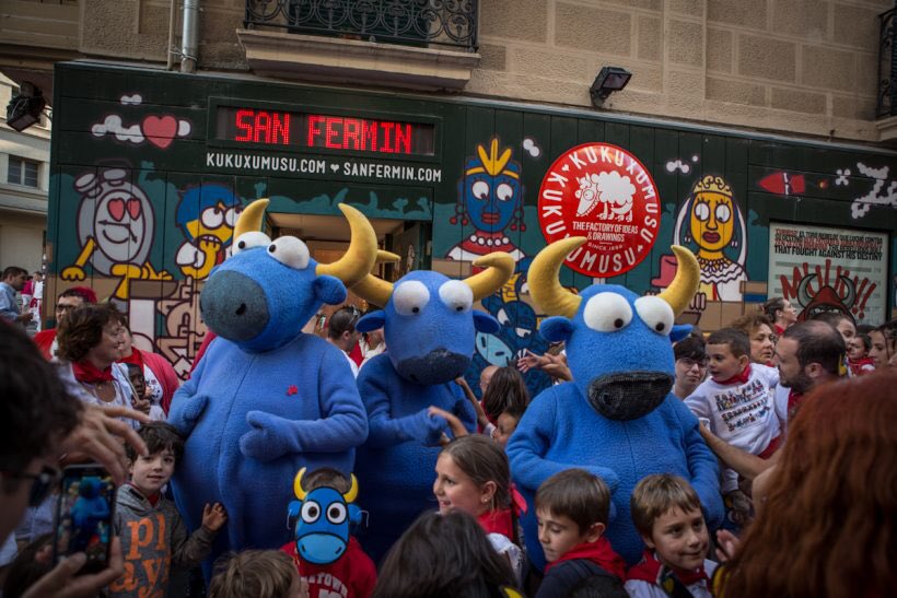 sanferminlive's tweet photo. Celebramos el #NationalMascotDay con @mistertestis en #sanfermin #Diainternacionaldelasmascotas https://t.co/3WYsE77Yg7