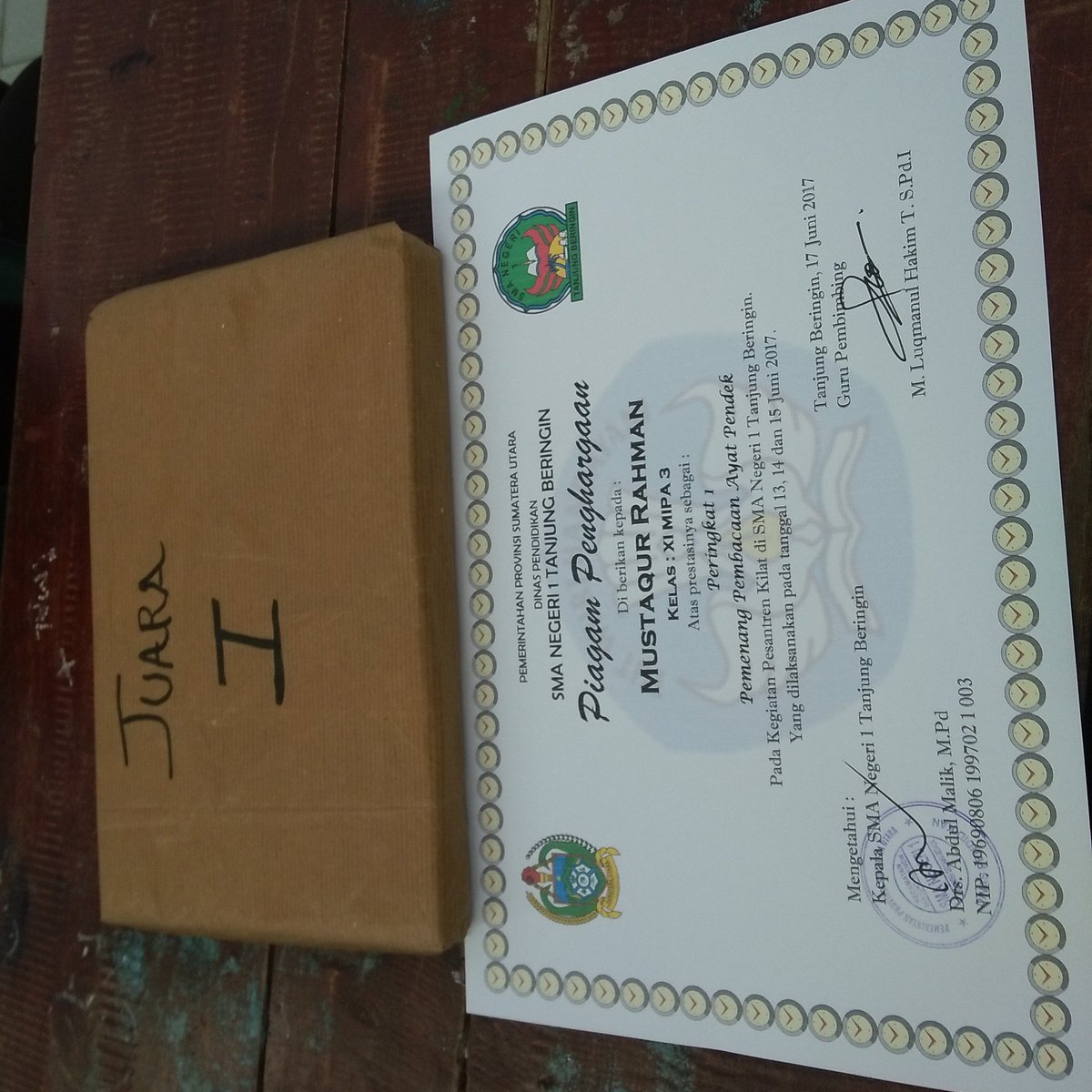 Alhamdulillah ya allah .....hamba dpat predikat juara 1 
#lomba_pembacaan_alquran